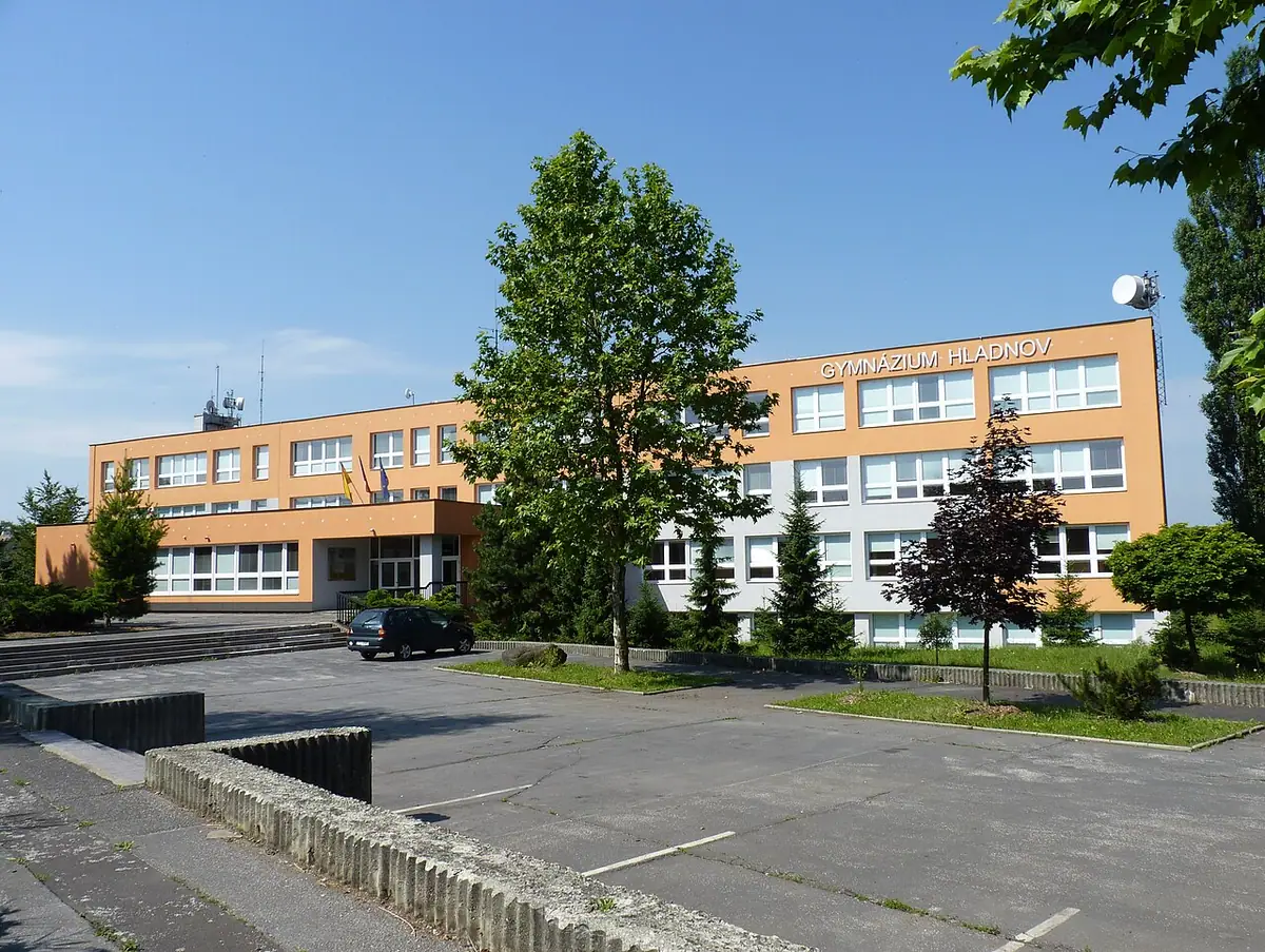 Budova školy: Gymnázium Hladnov