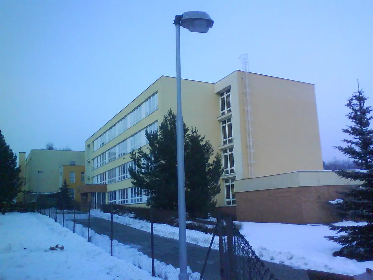 Budova školy: Gymnázium Rožnov pod Radhoštěm