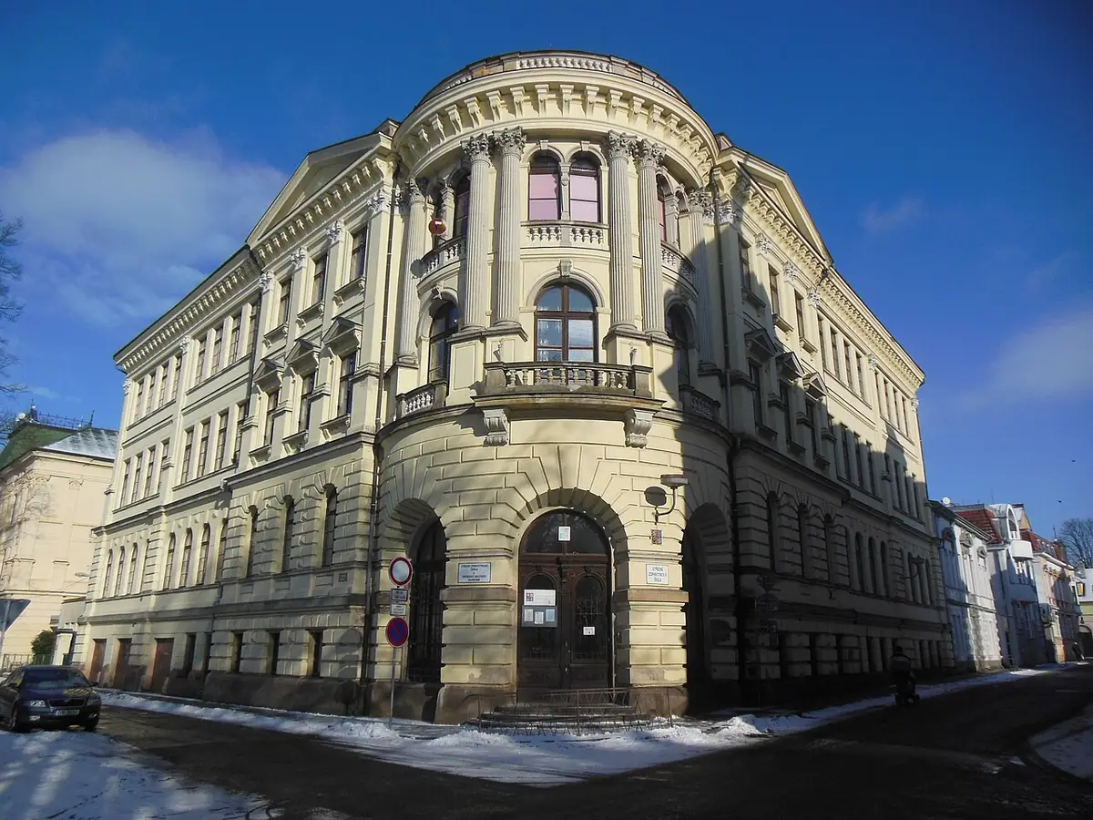 Budova školy: SZŠ a OA Rumburk