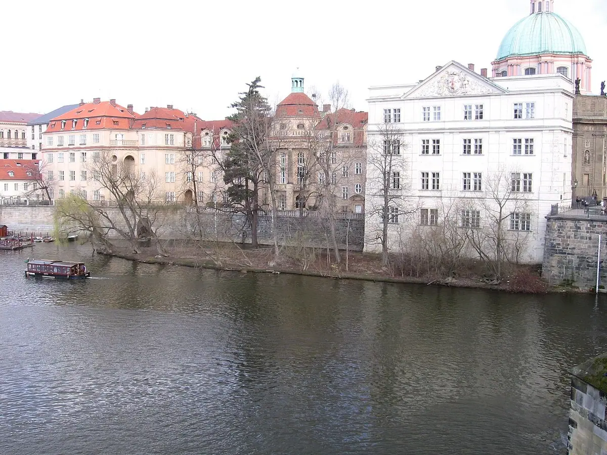 School building: Dívčí katolická SŠ