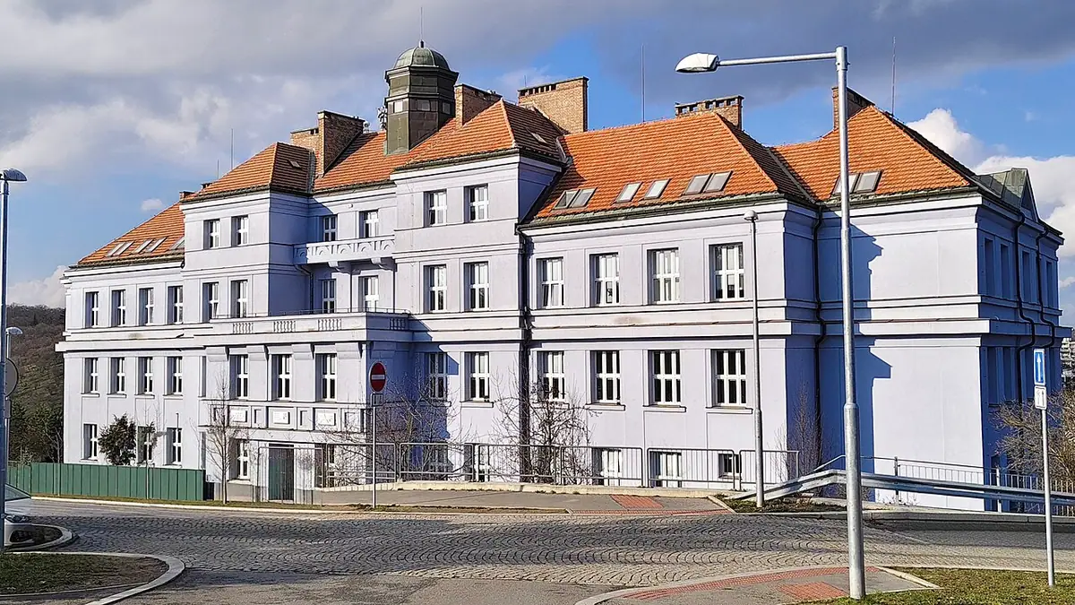 Budova školy: SŠ Výmolova