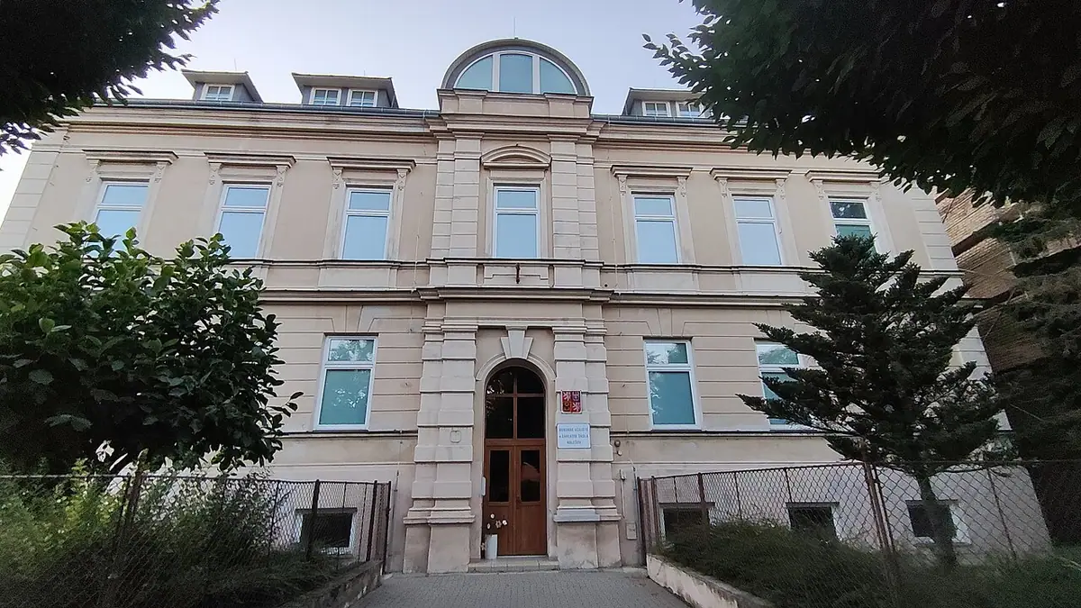 Budova školy: OU a ZŠ Holešov
