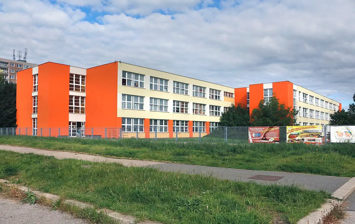 Budova školy: ZŠ a gymnázium Janského