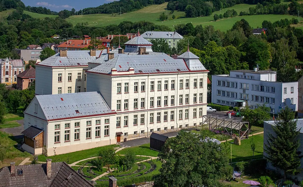 Budova školy: Gymnázium Česká Kamenice