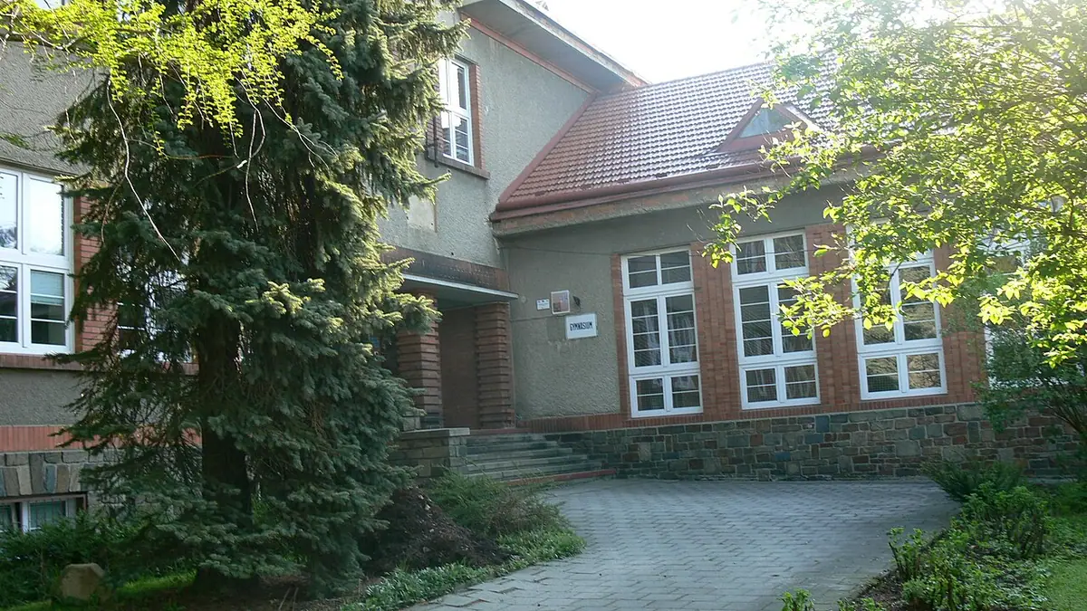 Budova školy: ZŠ a gymnázium Vítkov