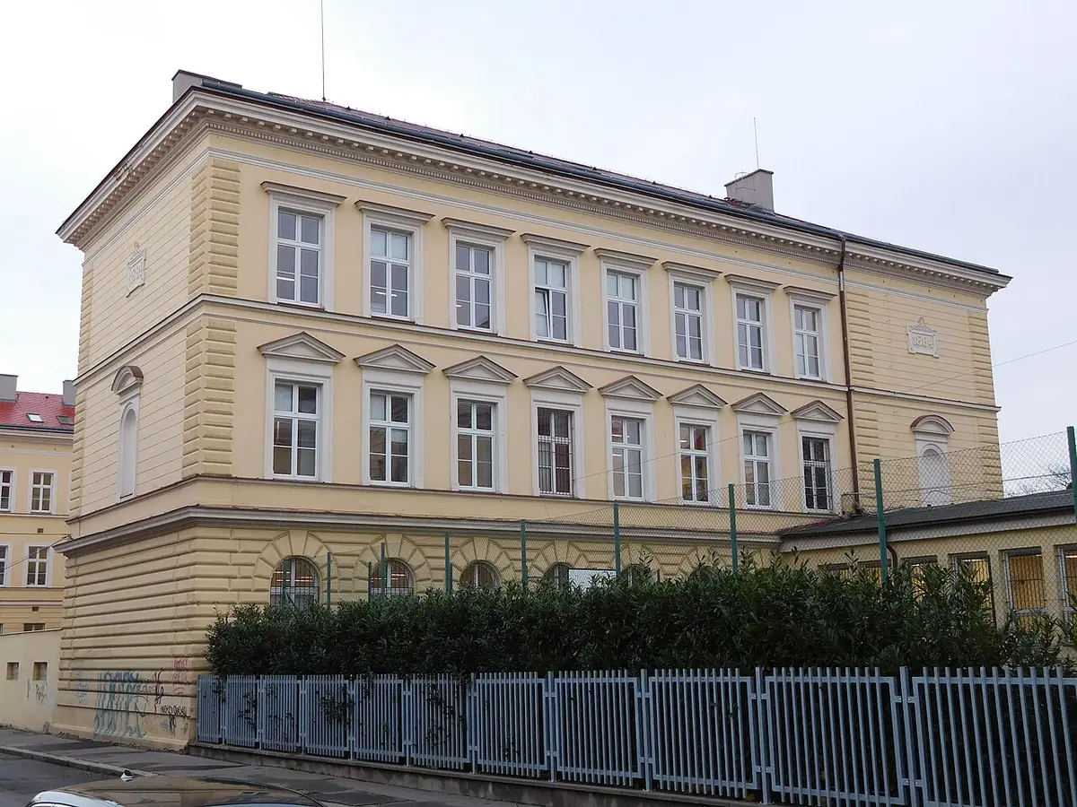 School building: Obchodní akademie Holešovice