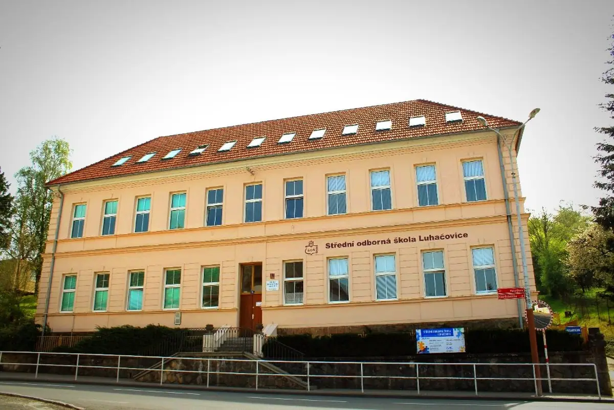Budova školy: SOŠ Luhačovice