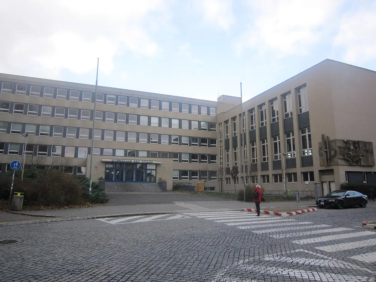 Budova školy: Gymnázium Nad Štolou