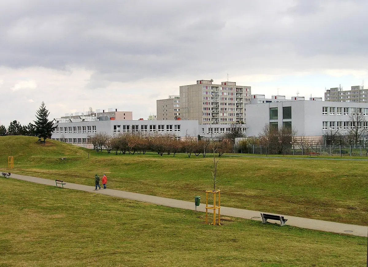 School building: Waldorfské lyceum Praha
