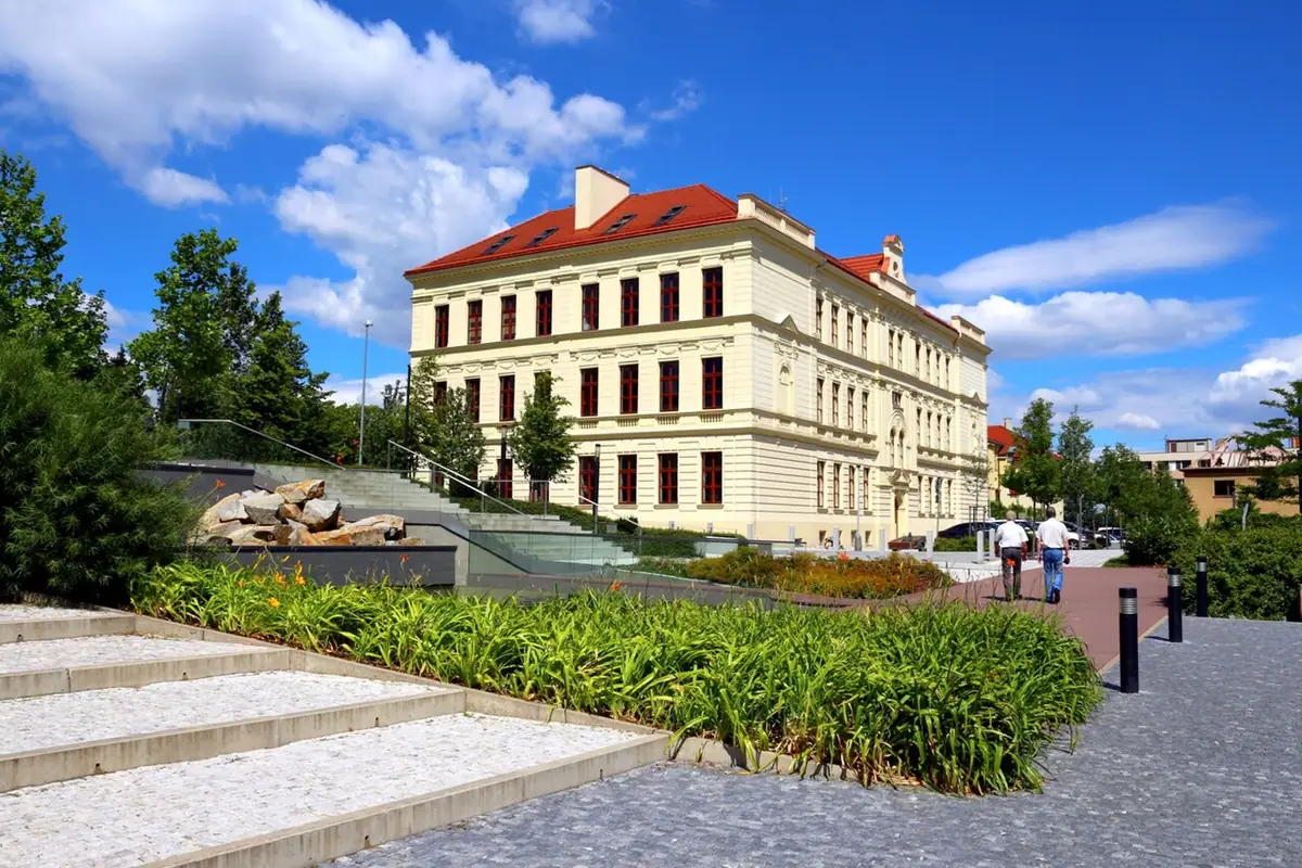 Budova školy: Lyceum Elijáš