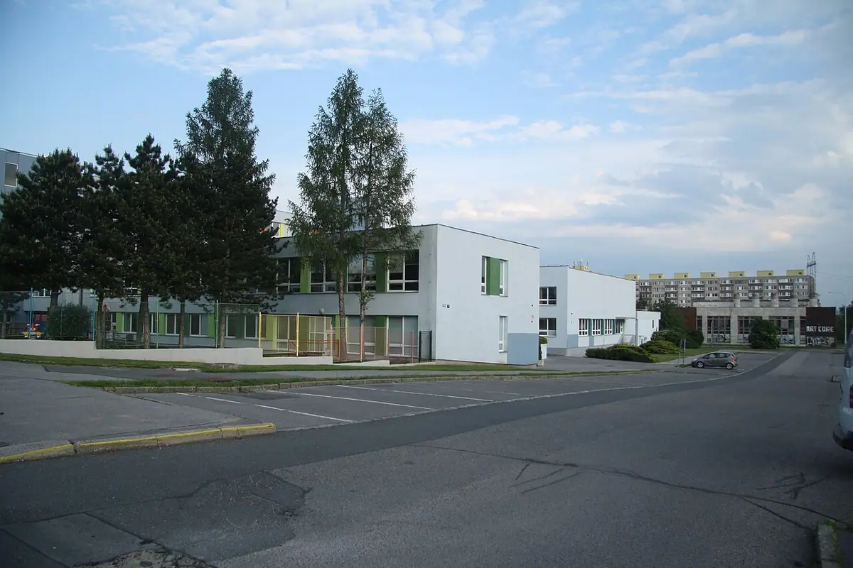 Budova školy: Královské gymnázium Petrovice