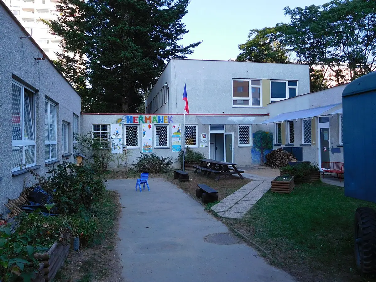 Budova školy: Střední školy Heřmánek