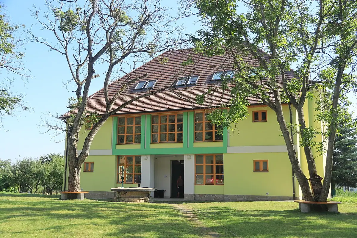 Budova školy: AGRO ŠKOLA Pozďatín