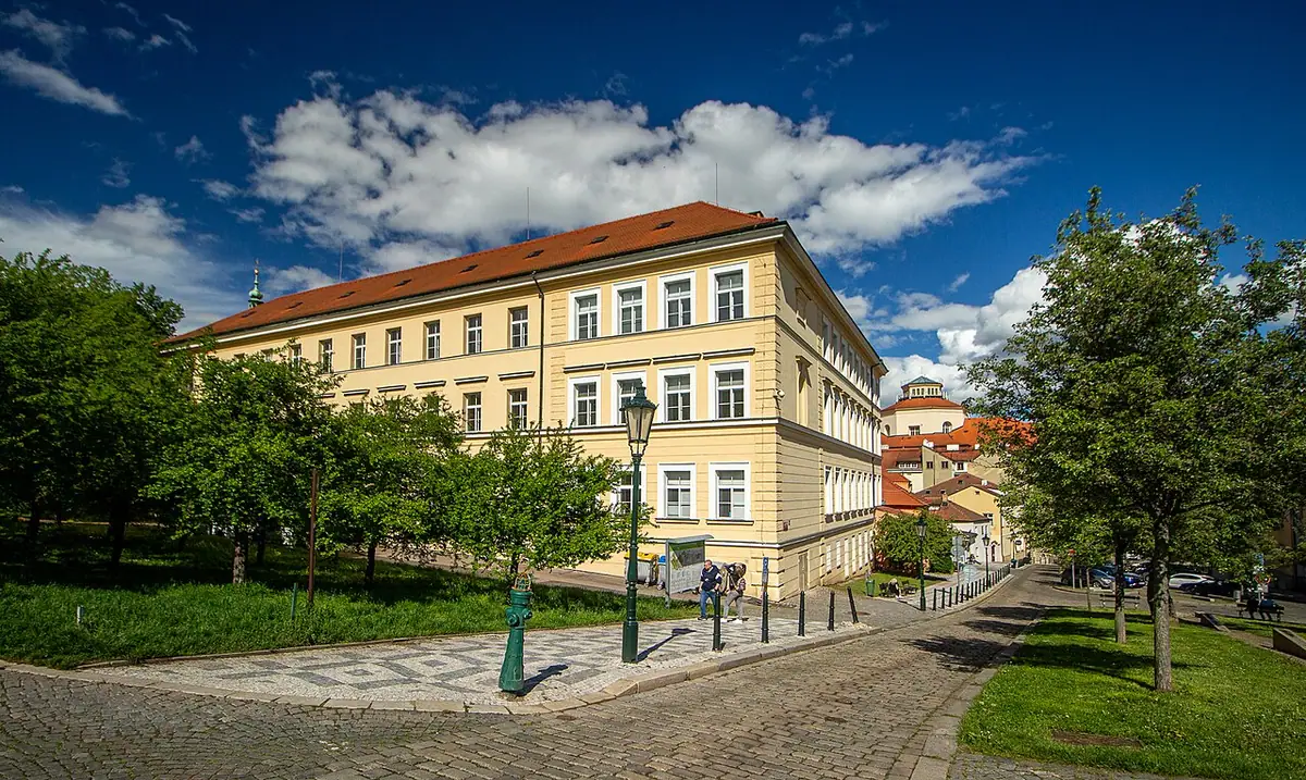 School building: VOŠ a SPŠ grafická Hellichova