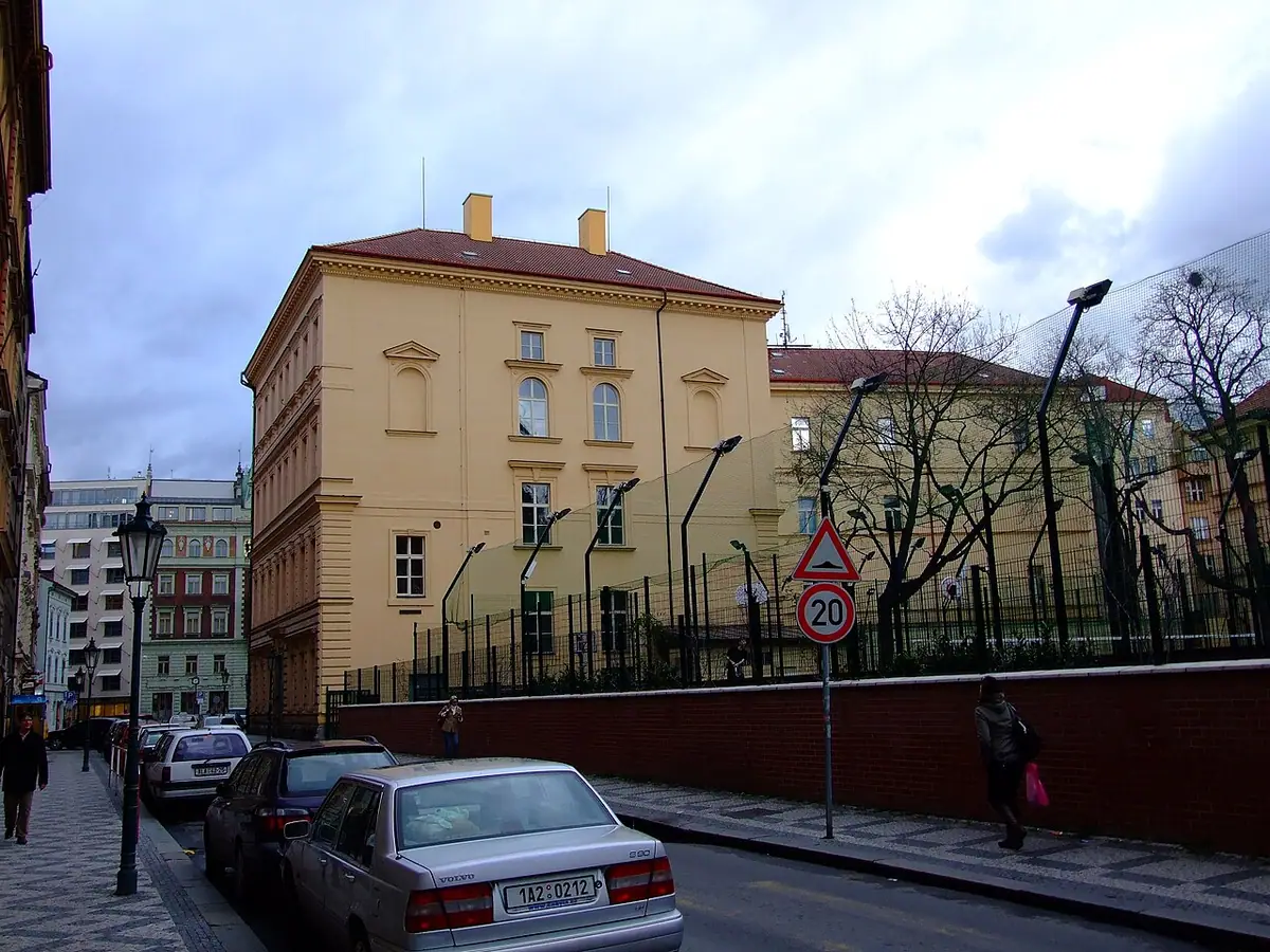 Budova školy: VOŠ a SPŠ dopravní Masná
