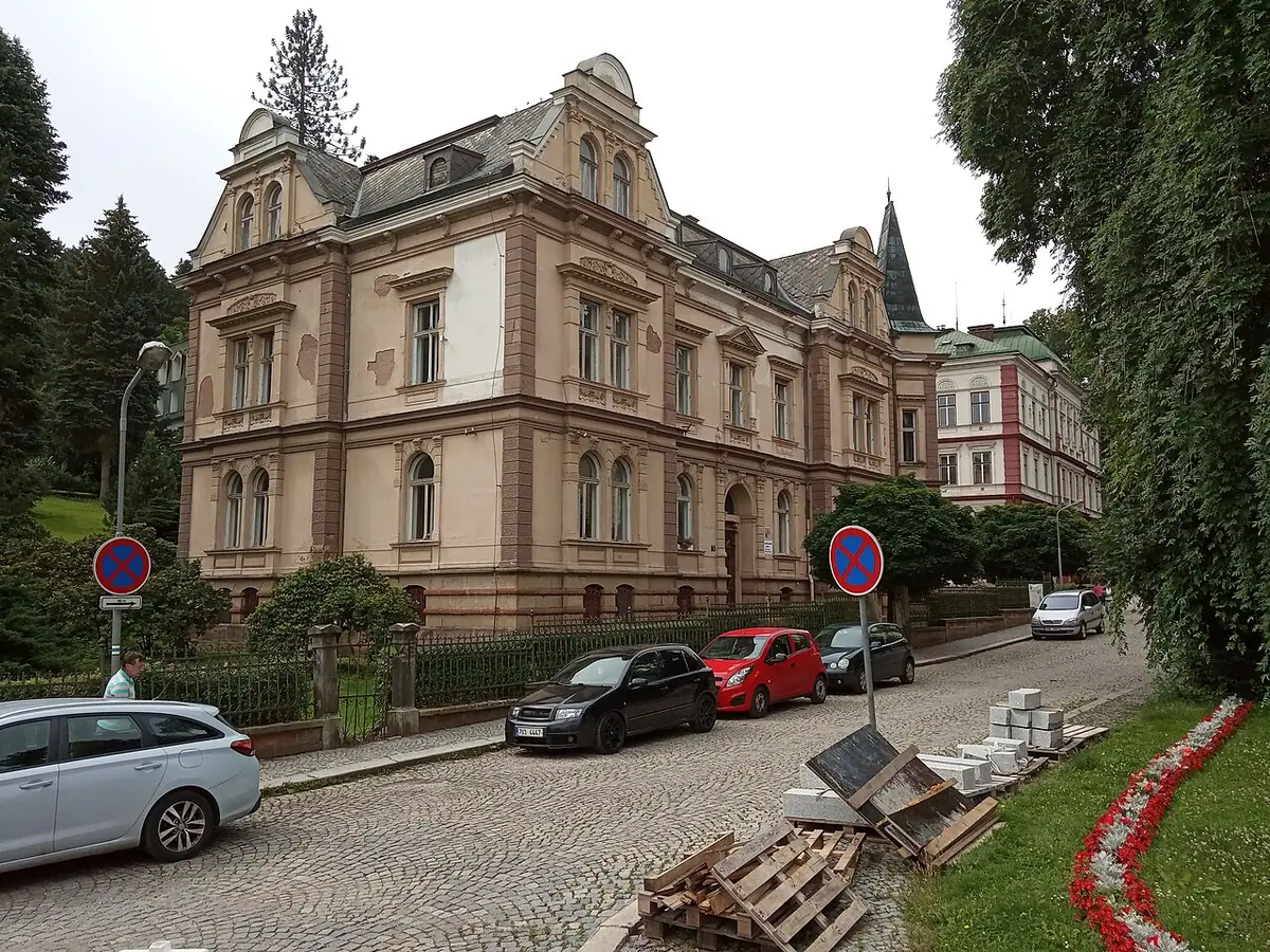 Budova školy: Česká lesnická akademie Trutnov
