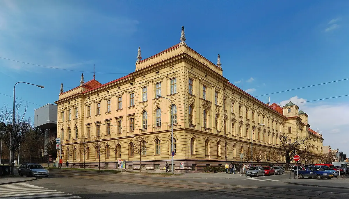 Budova školy: SPŠ a VOŠ Sokolská