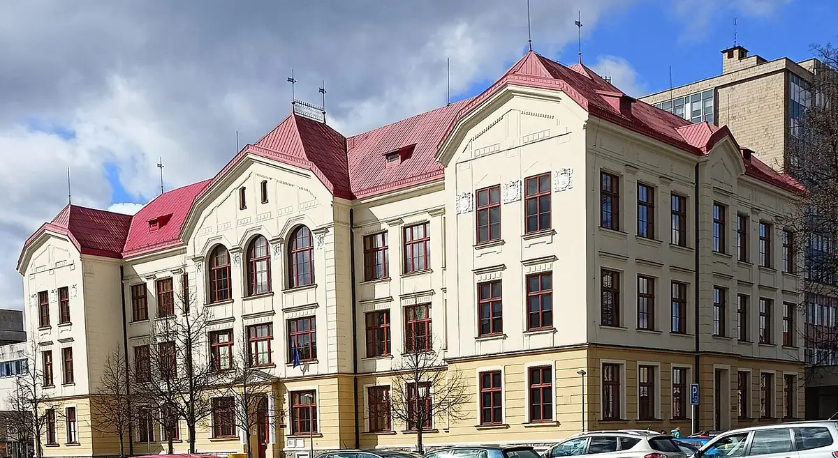 Budova školy: Masarykovo gymnázium a zdravotnická škola Vsetín