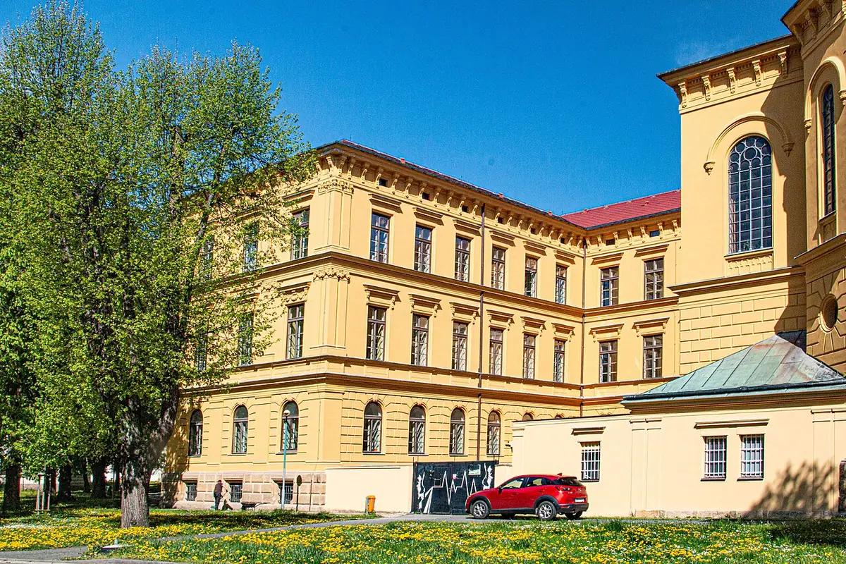 Budova školy: VOŠZ a SZŠ Hradec Králové