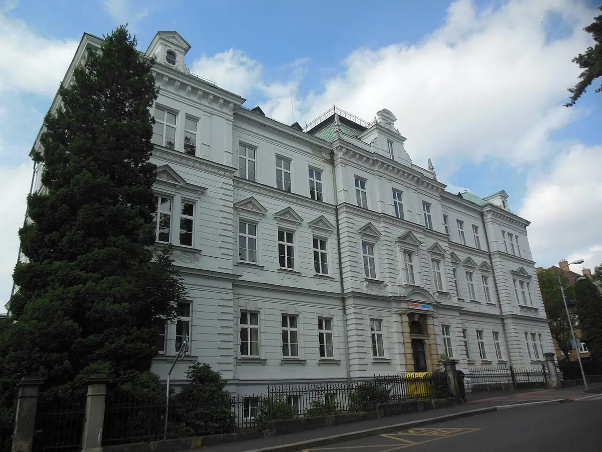 School building: VOŠ sklářská a SŠ Nový Bor