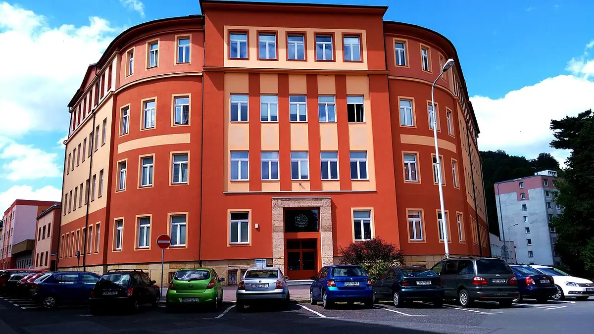 Budova školy: VOŠ a SPŠ Děčín