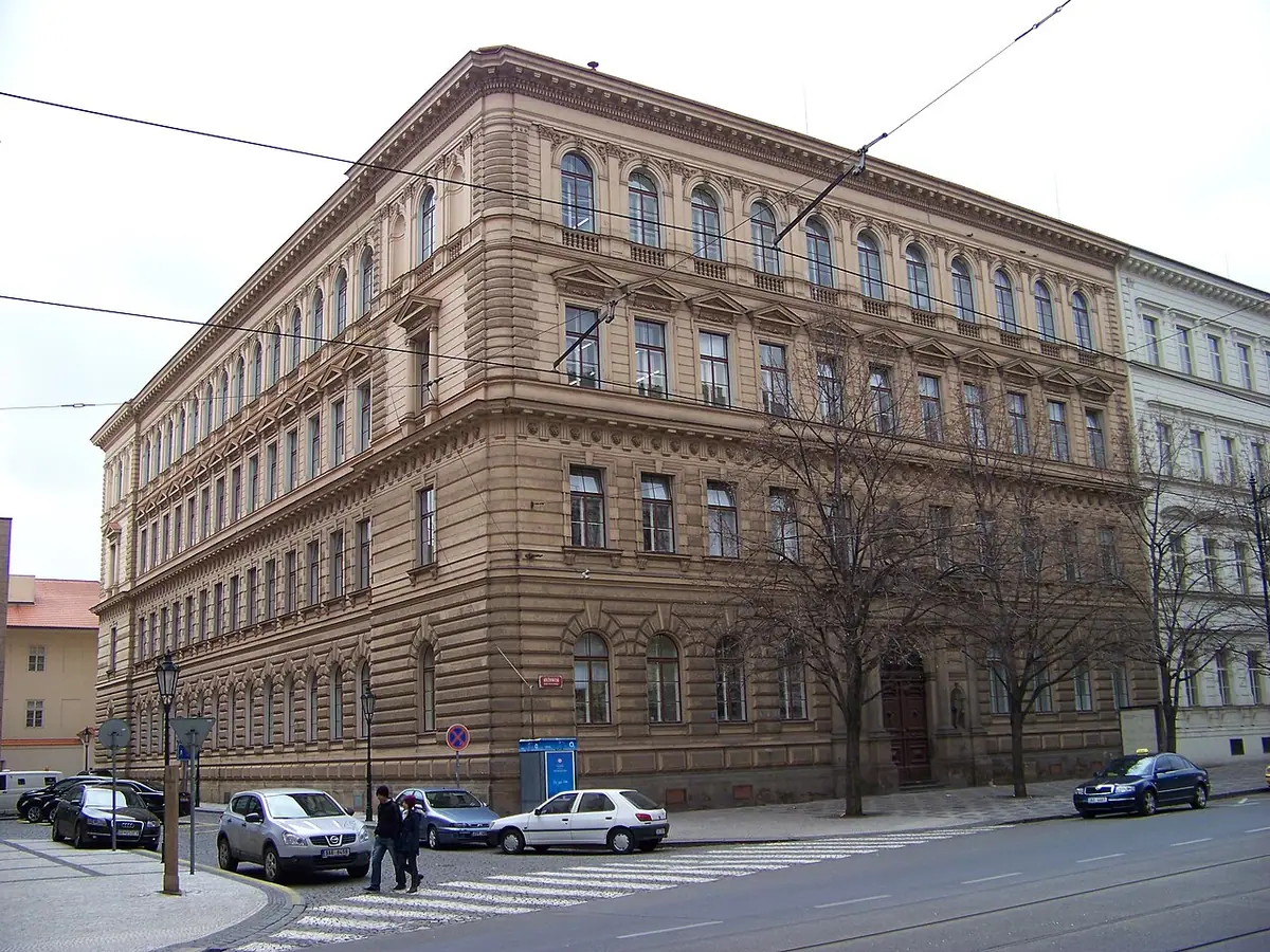 Budova školy: VOŠZ a SZŠ a gymnázium Praha 1