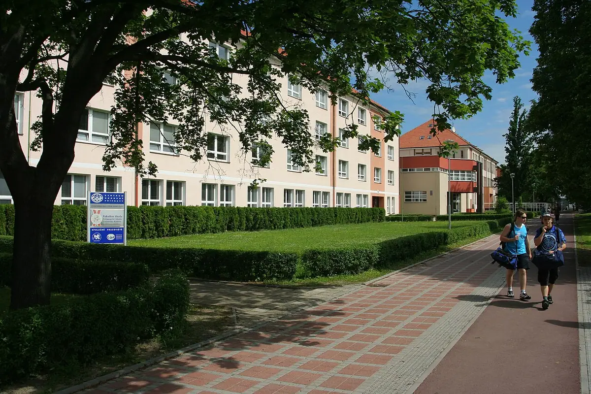 Budova školy: Sezimácká střední