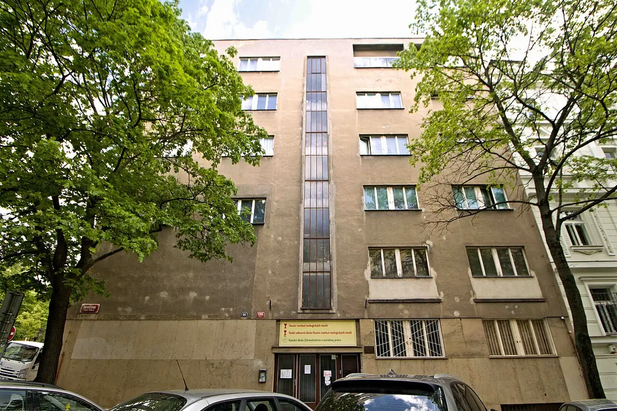 Budova školy: Vyšší odborná škola Husův institut teologických studií