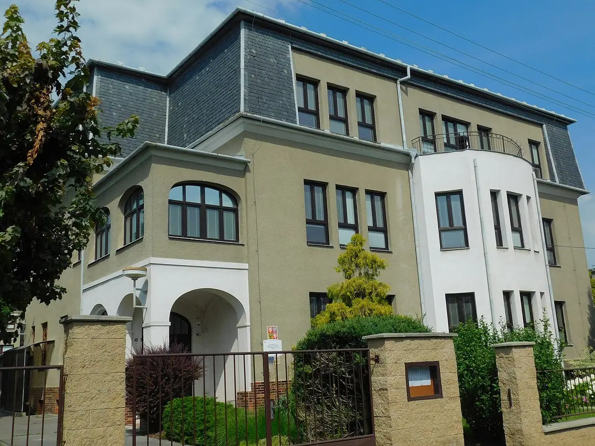 Budova školy: SŠ hotelnictví a služeb a VOŠ Opava