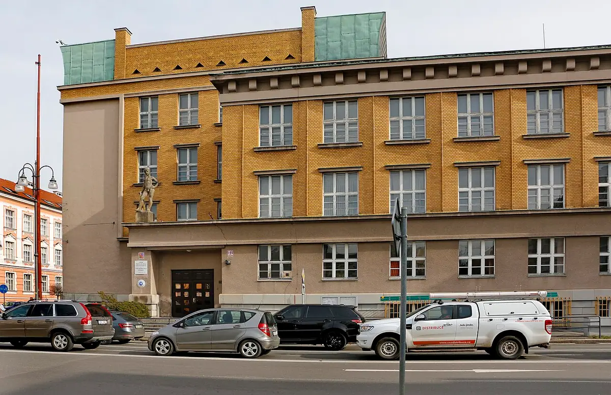 Budova školy: Střední průmyslová škola elektrotechnická a Vyšší odborná škola Pardubice