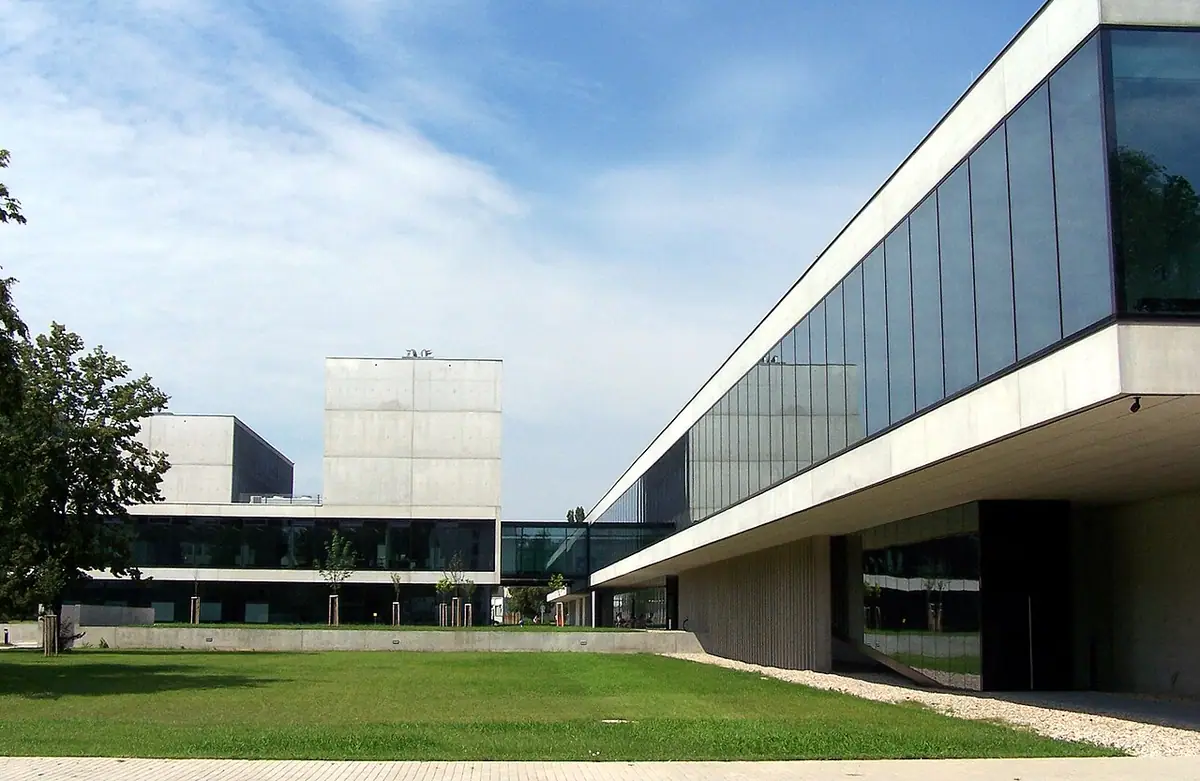 Budova školy: UPCE