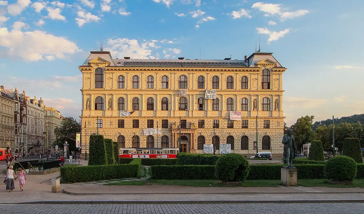 School building: UMPRUM